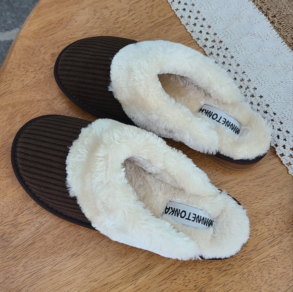 Minnetonka Plush Lined Brown Women's Slippers - Picture 5 of 8